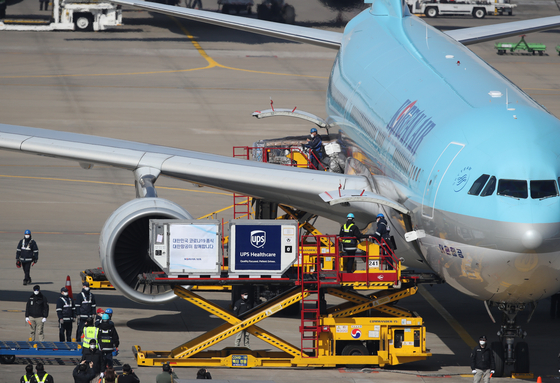 Korea's first batch of Pfizer vaccines, enough to inoculate around 58,500 people, arrives at Incheon International Airport on Friday morning. These vaccines were obtained through the Covax Facility. [YONHAP]