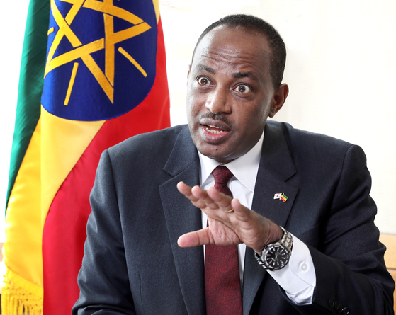 Shiferaw Shigutie Wolassa, ambassador of Ethiopia to Korea, speaks with the Korea JoongAng Daily at the Embassy of Ethiopia in Seoul on Feb. 22. [PARK SANG-MOON]