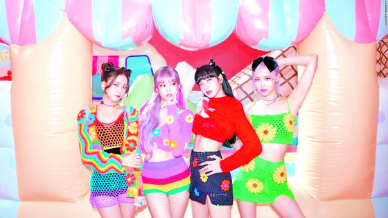  Girl group Blackpink has no “center,” referring to a particular member who receives the most support from the agency and is consequentially most popular. More girl groups nowadays are seeking to succeed as a team rather than by designating a center. [YG ENTERTAINMENT] 