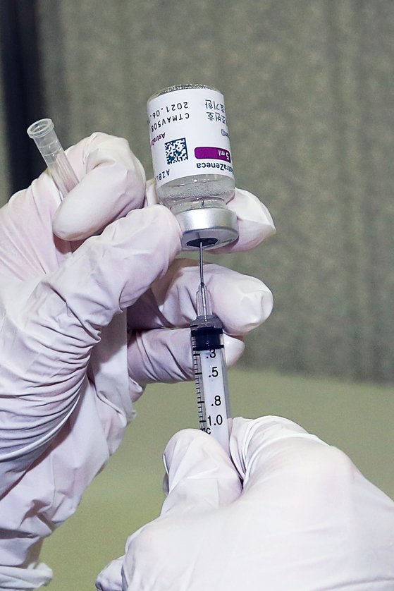 An AstraZeneca vaccine being prepared for administration to medical staff members at Seoul National University Hospital in Jongno District, central Seoul, on Thursday. [YONHAP]