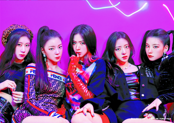  “Fourth generation” girl group ITZY debuted in 2019 under JYP Entertainment and also has no particular member as its center. Instead, the group emphasizes diversity and its success as a team. [JYP ENTERTAINMENT] 