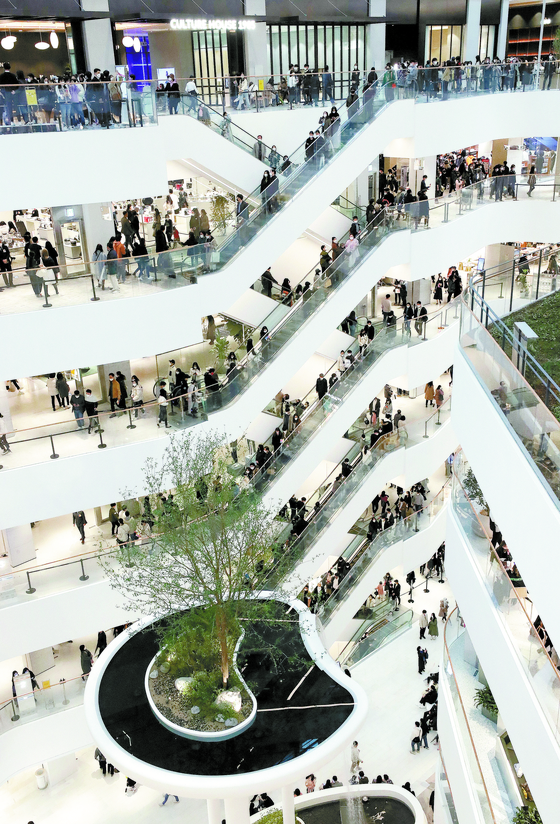 The Hyundai Seoul in Yeouido, western Seoul is crowded with customers on March 1. [NEWS1]