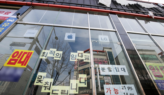 A store near Chonnam National University in Gwangju with advertisements for renters plastered on its windows. [JANG JEONG-PIL]