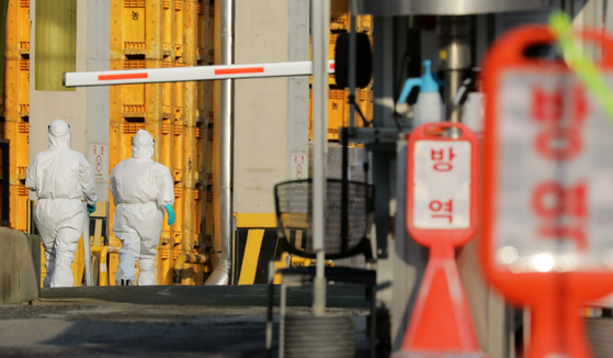 A livestock product joint market in Anseong, Gyeonggi, which has more than 570 workers, is linked to over 50 Covid-19 cases as of Monday. [NEWS1]