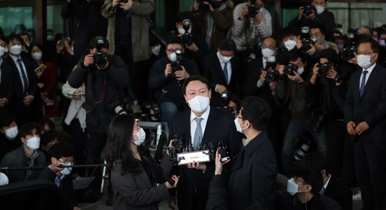 Yoon Seok-youl talks to reporters on Thursday as he leaves the Supreme Prosecutors' Office after stepping down as the prosecutor general.  [KIM GYEONG-ROK] 