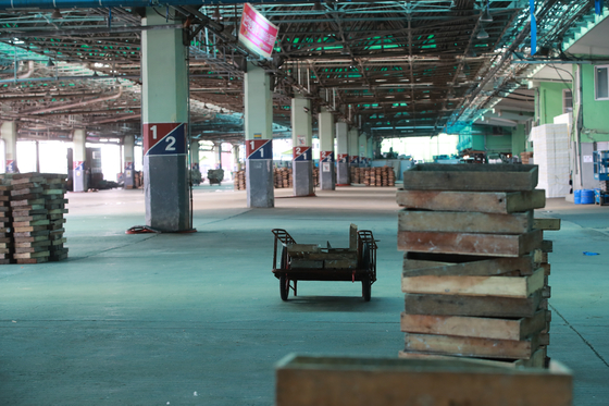The Busan Cooperative Fish Market, the largest seafood distribution market in the country, is hauntingly empty Tuesday after more than a dozen Covid-19 infections were confirmed, leading auctions to be canceled that morning. [SONG BONG-GEUN]