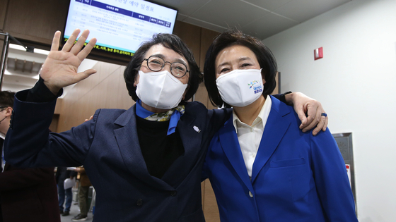 Kim Jin-ai of the Open Minjoo Party and Park Young-sun of the Democratic Party pose for a photo before a press conference to announce their agreement to back a single candidate for the April Seoul mayoral by-election.  [YONHAP] 