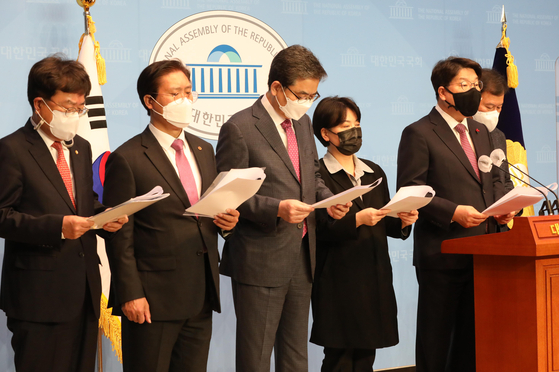 A group of lawmakers from the opposition People Power Party denounces the government Wednesday for investments by employees of the Korea Land and Housing Corp. before the announcement of a development project. [OH JONG-TAEK]