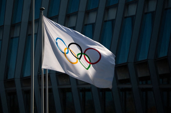 The Olympic flag flies outside the headquarters of the International Olympic Committee on Monday. [AFP/YONHAP]