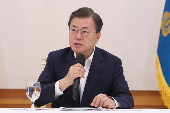 President Moon Jae-in on Wednesday speaks during a luncheon meeting with ruling Democratic Party leaders at the Blue House.  [YONHAP] 