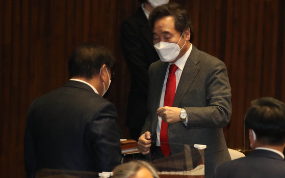 Rep. Lee Nak-yon, right, former chairman of the ruling Democratic Party (DP) and a contender in the next presidential election, celebrate the passage in December of a bill aimed at banning sending propaganda leaflets and other materials to North Korea with the DP’s floor leader Kim Taenyeon. [OH JONG-TAEK]