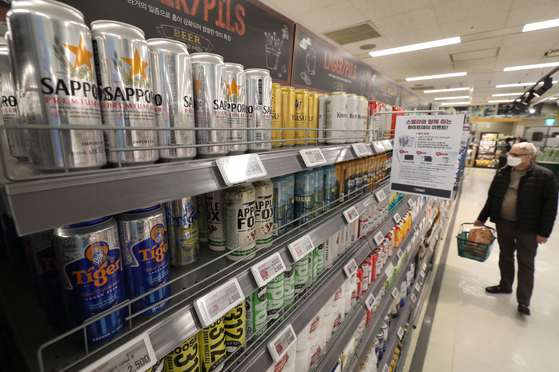 Japanese beers on sale at a discount mart in Seoul on Thursday. According to the Korea Customs Service and the local alcohol industry, Japanese beer imports surged 670 percent in January this year compared the year earlier period. Imports of Japanese beer, which was once subject to an informal boycott, have been rising for five consecutive months. [YONHAP]