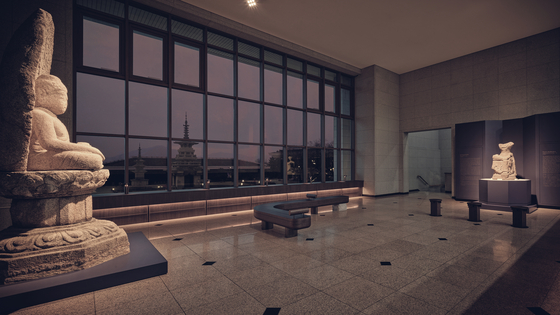 The renovated Silla Art Gallery lobby, located on the second floor of the museum, has been opened up to the outer landscape with a glass window, with two Buddhas sitting on either end of the hall. [TEO YANG STUDIO]