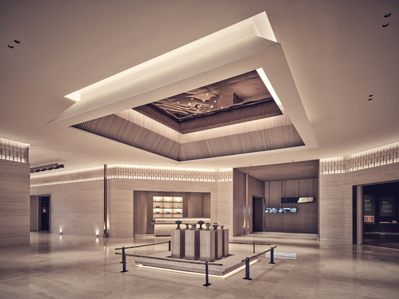 The renovated Silla History Exhibition at the Gyeongju National Museum in North Gyeongsang was designed by Teo Yang, using a combination of sand-like colors and wooden textures. [TEO YANG STUDIO]