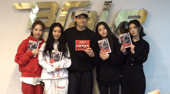 Girl group Brave Girls pose with singer Rain on Thursday. [JTBC]