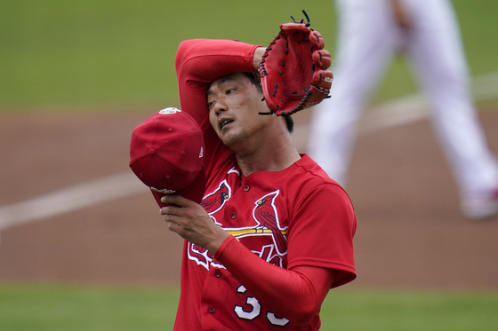 St. Louis Cardinals starting pitcher Kim Kwang-hyun pauses during the first inning of a spring training game against the New York Mets in Jupiter, Florida on March 3. [AP/YONHAP]