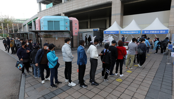 A long line of people wait to get Covid-19 tests Sunday near Suwon Station in Gyeonggi Sunday, the first weekend after the Gyeonggi provincial government ordered foreign workers to get tested after major outbreaks in foreign communities. [NEWS1] 