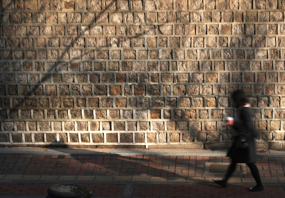 A path part of the stonewall walkway outside of Deoksu Palace in central Seoul on March 3. [YONHAP] 
