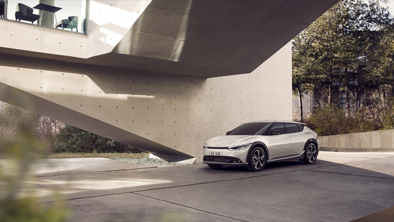 Kia took the veil off the EV6 SUV, its first electric vehicle (EV) to run on Hyundai Motor Group's dedicated EV platform, on Monday. Under the brand’s new design concept “Opposites United,” Kia has implemented a reinterpreted version of its signature grille known as the Tiger Nose under the hood, while placing air intakes underneath the bumper to emphasize the model’s wide width. The new design concept, which mixes the old design with the new, will be applied to Kia's future EV lineup. The car contains a panoramic single display that connects the digital cluster behind the steering wheel and infotainment screen in the center. The model will premiere later this month. [KIA]
