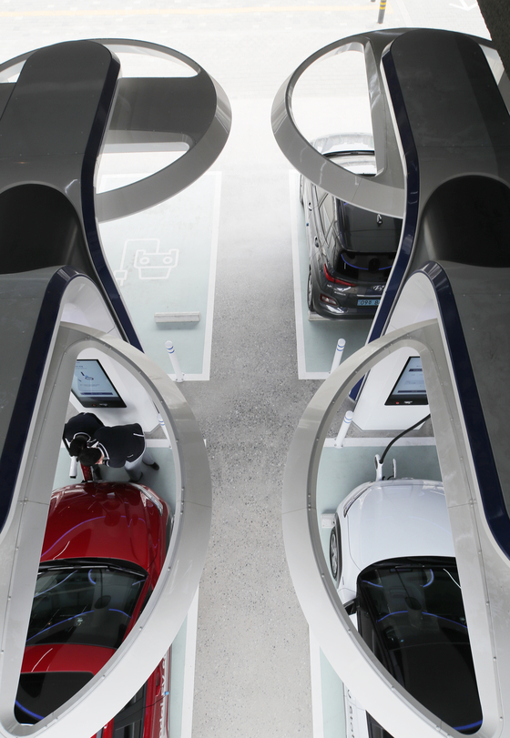 Drivers charge their electric vehicles (EVs) at Hyundai EV Station in Gangdong District, eastern Seoul, on Monday. Hyundai Motor said it plans to install a total of 120 super-fast charging stations on highways across the country and in the downtown area. [YONHAP] 