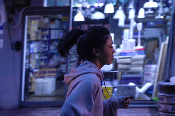 Jin-ah (portrayed by Lim Seong-mi) starts jogging every morning as she prepares to debut as a professional boxer. [INDIESTORY]