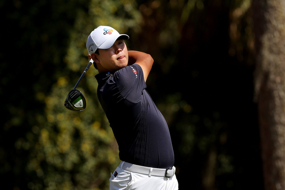 Kim Si-woo plays his shot from the second tee during the final round of The Players Championship at TPC Sawgrass on in Ponte Vedra Beach, Florida on Sunday.  [AFP/YONHAP]