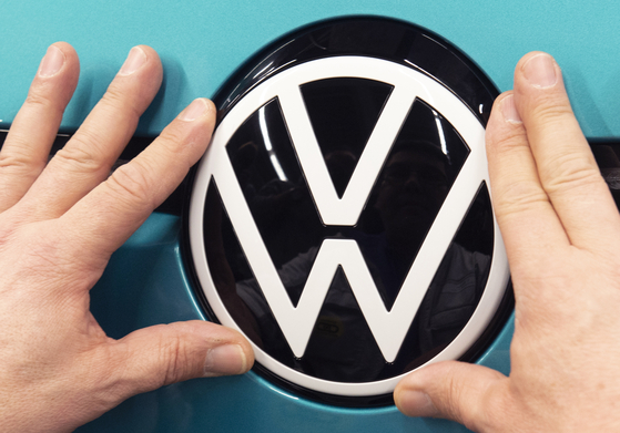 Volkswagen plans six large battery factories in Europe by 2030 so it sell more electric cars while driving down battery prices and making electric mobility more affordable, an effort that would reduce dependence on Asian suppliers and help the company compete with newcomer Tesla. [AP/YONHAP]