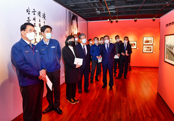 Hyundai Heavy Industries officials, including co-CEOs Han Young-seok, left, and Lee Sang-kyun, second from left, attend an exhibition of photos of late Hyundai Group founder and leading business tycoon Chung Ju-young at Hyundai Arts Center in Ulsan on Tuesday. This year marks the 20th anniversary of the late business tycoons death. [HYUNDAI HEAVY INDUSTRIES]