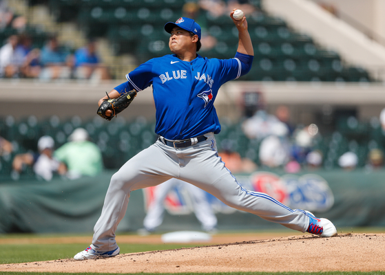 Toronto Blue Jays starting pitcher Hyun-Jin Ryu pitches in the first inning during a spring training game against the Detroit Tigers at Joker Marchant Stadium in Lakeland, Florida, on Monday. [USA TODAY/YONHAP]