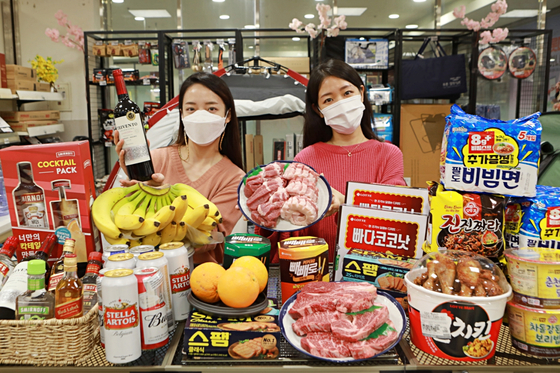 Models pose with camping-related products at Lotte Mart in Jung District, central Seoul on Wednesday, ahead of a camping discount event to run from today to March 24. [YONHAP]