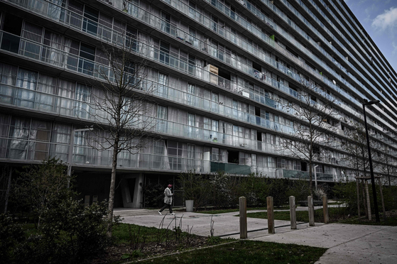 A view of the social housing complex ″Grand Parc″ built in the 1960s and which 530 dwellings were rehabilitated between 2014 and 2017 by the Lacaton and Vassal architect agencies. - The Pritzker Prize was awarded on Tuesday to French duo Jean-Philippe Vassal and Anne Lacaton for their affordable, eco-friendly spaces that prioritize the well-being of the many. [YONHAP/AFP]
