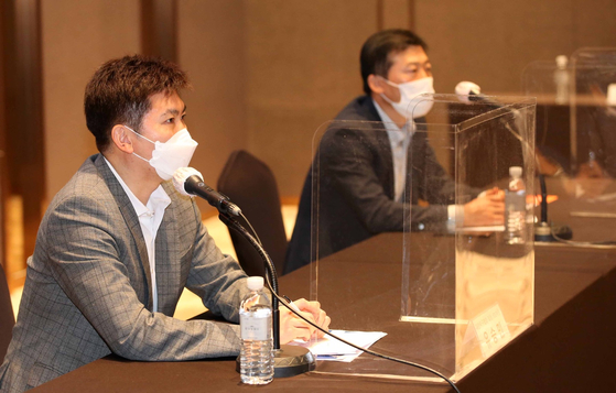 Ryu Seung-min (left) and Kim Taek-Soo (right) of the Korea Table Tennis Association held a media conference in Dragon City Hotel, Seoul on March 15. [YONHAP]