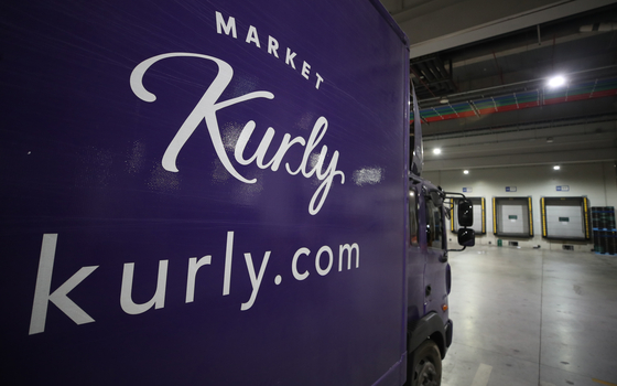 Market Kurly truck at the company’s logistics facility in Songpa District, southern Seoul, last year, [YONHAP]