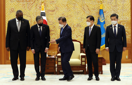 President Moon Jae-in, center, greets, from left, Defense Secretary Lloyd Austin and U.S. Secretary of State Antony Blinken at the Blue House in central Seoul Thursday, with Korean Foreign Minister Chung Eui-yong and Defense Minister Suh Wook looking on. [YONHAP]