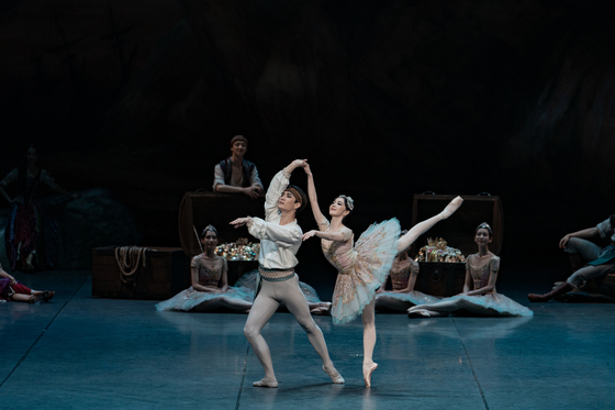 The Korean National Ballet stages the newly choreographed version of "Le Corsaire" at the Seoul Arts Center, southern Seoul. [KNB]