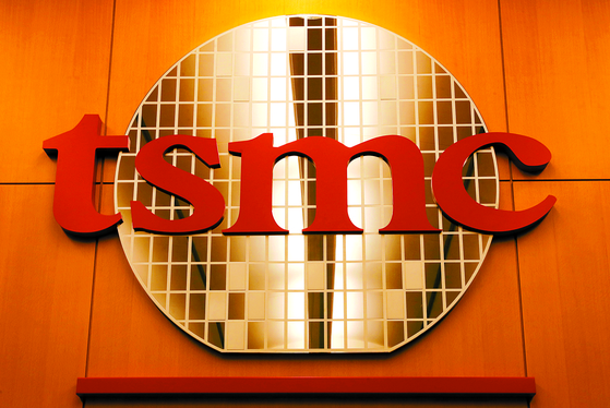 The logo of Taiwan Semiconductor Manufacturing (TSMC) is seen at its headquarters in Hsinchu, Taiwan. [REUTERS/YONHAP]