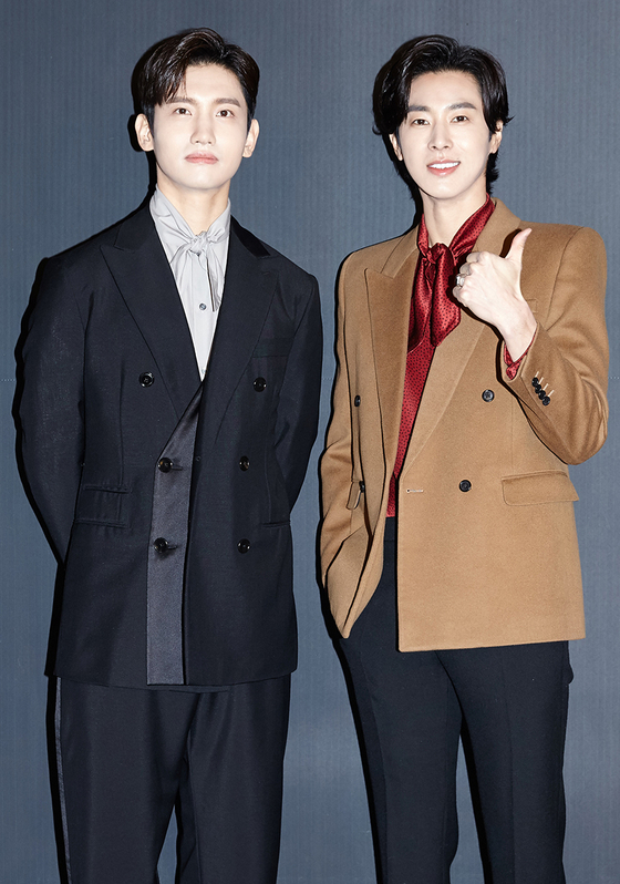 TVXQ's Changmin, left, and U-know Yunho, were set to host Mnet's new music show ″Kingdom: Legendary War″ together. [IGAN SPORTS]