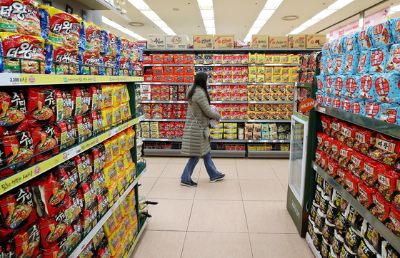 A customer passes a ramyeon section at a discount store in Seoul on Wednesday. According to an electronic disclosure system run by the Financial Supervisory Service, sales of Nongshim’s ramyeon products posted 2.09 trillion won ($1.85 billion) in 2020, up 16.3 percent compared to the previous year. It’s the first time the company’s annual ramyeon sales have exceeded 2 trillion won. [YONHAP]