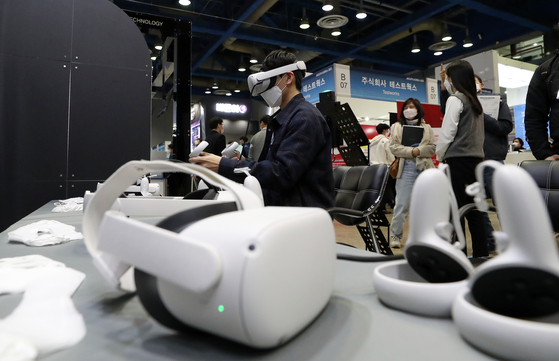 An employee demonstrates an artificial intelligence (AI)-backed device at AI Expo Korea 2021 held in Coex, southern Seoul on Wednesday. The event will run through March 26. [YONHAP]