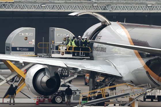 Pfizer vaccines to cover Covid-19 vaccine shots for 250,000 people in Korea arrive at Incheon airport on Wednesday. [YONHAP]