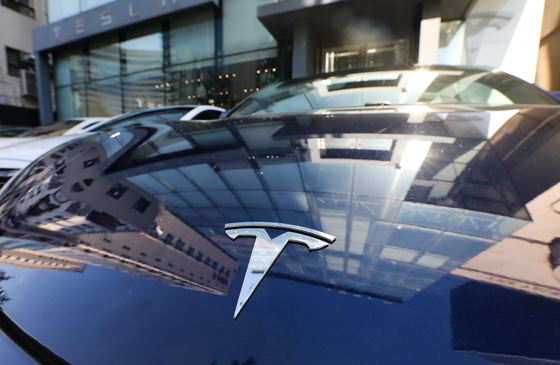 Tesla's Seoul showroom in Cheongdam-dong in southern Seoul. [YONHAP]