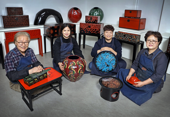  From left: Choi Jong-kwan, his daughter Choi Da-young, son Choi Min-woo, and wife Kim Kyoung-ja. All members of the family are colored lacquerware artisans. [PARK SANG-MOON] 
