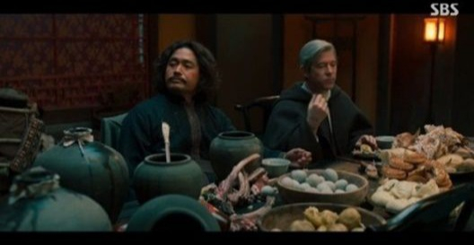  The SBS historical fantasy series “Joseon Exorcist” (2021) is under fire after it depicted a Joseon Dynasty (1392-1910) prince treating a Catholic priest to Chinese mooncakes, Chinese-style dumplings, and century eggs (a Chinese dish of preserved eggs). [SCREEN CAPTURE] 