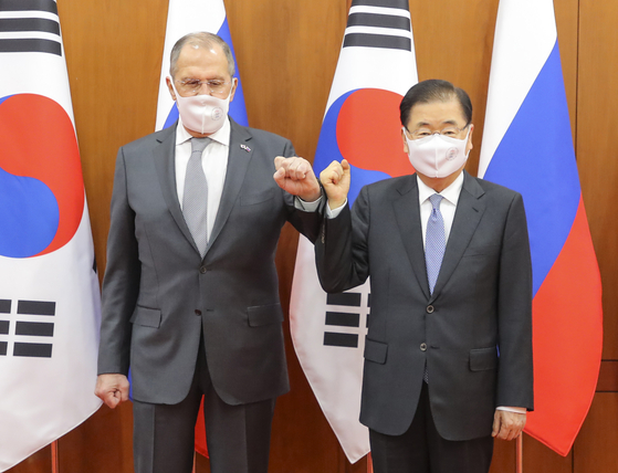 Foreign Minister Chung Eui-yong, right, and Russian Foreign Minister Sergey Lavrov fist-bump before their talks at the Foreign Ministry in Seoul Thursday. [JOINT PRESS CORPS]