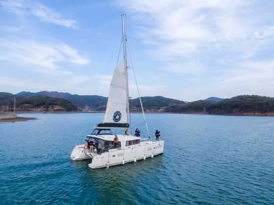 A yachting experience in Goseong, South Gyeongsang, offers the chance to dance on deck. [LIETTO]