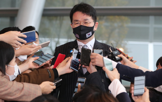 Hanjin Group Chairman Cho Won-tae speaks to reporters in Yeouido, western Seoul, in November, following Korean Air Lines’ announcement to acquire Asiana Airlines. [NEWS1]