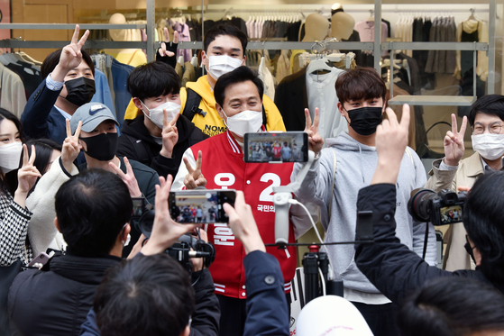 Oh Se-hoon, candidate of the main opposition People Power Party for the Seoul mayoral by-election pose with his supporters in Garosugil area of southern Seoul on Sunday. [JOINT PRESS CORPS]