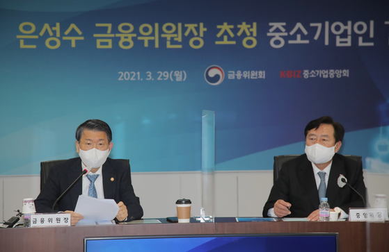 Finacial Services Commission Chairman Eun Sung-soo,left, attends a meeting with representatives of SMEs at a Korea Federation of SMEs event in Yeouido on March 29. [YONHAP] 