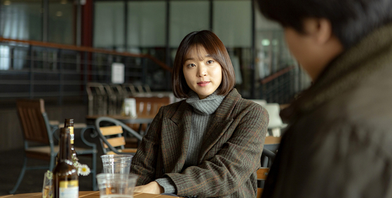 Yoo-jin (played by Yoon Hye-ri), a publisher who has known Chang-seok since college, meets up with him to talk about his book and also her relationship with her Indonesian boyfriend. [ATNINE FILM]