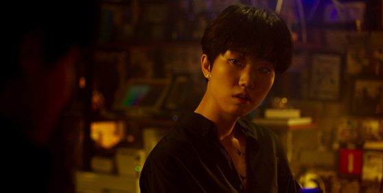 Joo-eun (played by Lee Ju-young) is a bartender who likes to play games with her customers. If they tell her an inspiring memory or anecdote, then she buys them a drink. [ATNINE FILM]